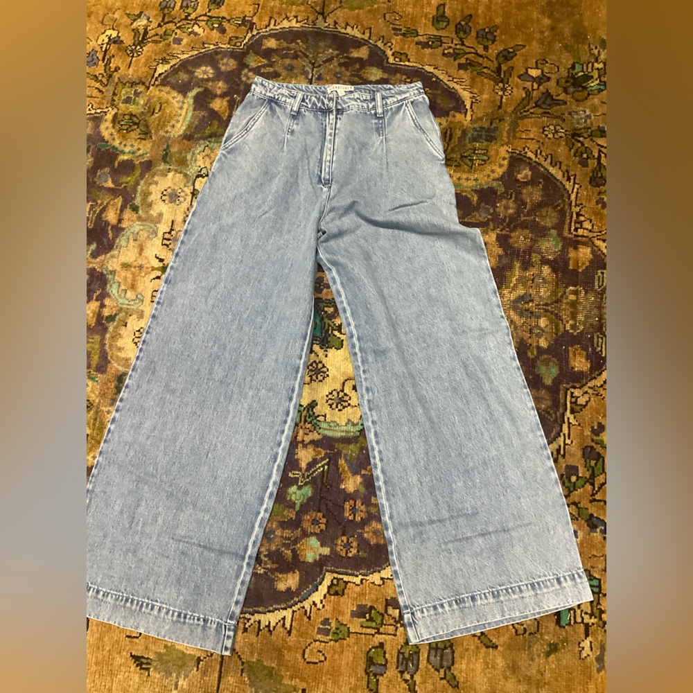 Signature8 Light Denim Wide-Leg Jeans